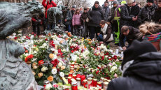 Αγκαλιασμένοι με δάκρυα στα μάτια θρηνούν τους νεκρούς στην χριστουγεννιάτικη αγορά του Μαγδεμβούργου μετά το χτύπημα