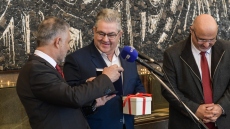 Κουτσούμπας: Άκουσε τα κάλαντα από την Παναρκαδική Ομοσπονδία Ελλάδας - «Καούρ εκάνατα καμπζιά»