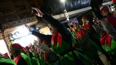 Πλήθος κόσμου στη χριστουγεννιάτικη παρέλαση της Λάρισας - Δείτε βίντεο