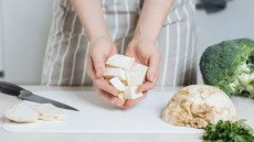 Σελινόριζα: Το πολύτιμο χειμωνιάτικο λαχανικό των γιορτών – Ωφελεί το έντερο και προστατεύει την καρδιά