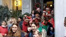 Χριστουγεννιάτικα κάλαντα στους δρόμους της Κωνσταντινούπολης, δείτε βίντεο