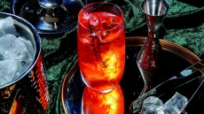 Tα γιορτινά απεριτίφ: Φτιάχνουμε από spritz και negroni μέχρι κοκτέιλ σαμπάνιας