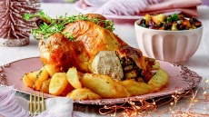 Γεμιστή φραγκόκοτα με μανιτάρια και πατάτες στον φούρνο