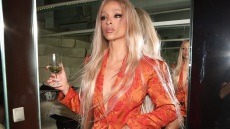 H Ελένη Φουρέιρα περιμένει τον Άγιο Βασίλη με ένα ποτήρι κρασί στο χέρι