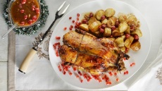 Γιορτινή πάπια με πετιμέζι ροδιού, πορτοκάλι και βύσσινο