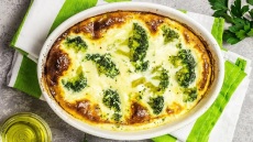 Σουφλέ μπρόκολο με blue cheese και κρεμμύδια