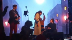 Πρόταση γάμου στην σκηνή του Μύλου των Ξωτικών στα Τρίκαλα - Δείτε βίντεο