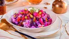 Ζεστή σαλάτα rosolli με παντζάρι, πατάτα, μήλο και καρότο