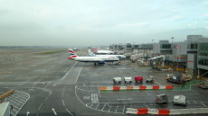 Βρετανία: Συνεχίζονται τα προβλήματα στα μεγάλα αεροδρόμια της χώρας λόγω της ομίχλης