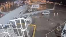 ΗΠΑ: Επιβάτιδα πτήσης βγήκε πανικόβλητη στο φτερό μετά την προσγείωση του αεροπλάνου στην Ουάσινγκτον