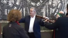 Δημήτρης Κουτσούμπας: Μετά τα κάλαντα, το έριξε στο τσάμικο - Δείτε βίντεο