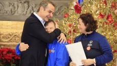 Κυριάκος Μητσοτάκης: Άκουσε κάλαντα από αθλητές των Special Olympics στο Μαξίμου - Δείτε φωτογραφίες