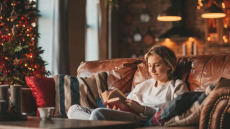 Ορμόνες: Πώς τις επηρεάζουν οι γιορτές – Μια καθηγήτρια περιγράφει την επίδραση από τα γλυκά, τα δώρα και τις αγκαλιές