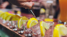 «Επιδημία» τα περιστατικά μέθης σε ανηλίκους: Διασωληνώθηκε 14χρονος, συνελήφθη ο πατέρας του που ήταν παρών όταν έπινε το παιδί