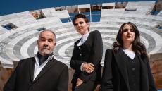 Ταμίλα Κουλίεβα: Σκηνοθετεί και πρωταγωνιστεί στο θέατρο Τζένη Καρέζη