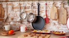 Ετοιμάζετε τραπέζι; Αυτά είναι τα 10 απαραίτητα εργαλεία για μαγείρεμα χωρίς άγχος