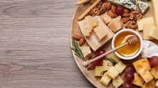 Τυρί και μέλι: Τι κρύβεται πίσω από τον πιο νόστιμο συνδυασμό και πώς να τον πετύχετε