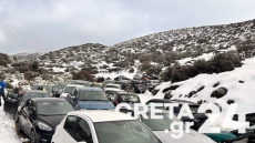 Απίστευτο μποτιλιάρισμα στον χιονισμένο Ψηλορείτη, δείτε φωτογραφίες 