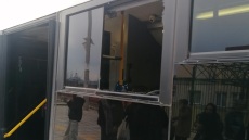 Ανήλικοι πέταξαν πέτρες σε λεωφορείο στο Πέραμα - Τραυματίστηκε επιβάτης