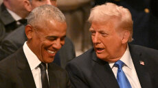 Ο Τραμπ τρολάρει τη Χάρις με βίντεο-παρωδία της viral συνομιλίας του με τον Ομπάμα στην κηδεία του Κάρτερ