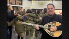 Συρτάκι στα σύνορα Γαζας - Ισραήλ - Ένας καλλιτέχνης με μπουζούκι παίζει για τους στρατιώτες, δείτε βίντεο