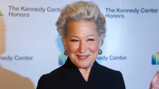 Μπέτι Μίντλερ: Ανέβασε ένα βίντεο μιας οικογένειας να τραγουδάει πάνω από τα καμένα απομεινάρια του σπιτιού της 