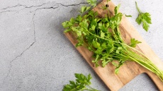 Πώς ξεχωρίζουμε τον μαϊντανό από τον κόλιανδρο;