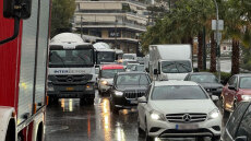 Βρέχει ασταμάτητα στην Αττική - Πλημμυρισμένα σημεία στην παραλιακή, πώς θα κινηθεί η κακοκαιρία τις επόμενες ώρες