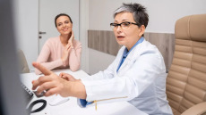 Γήρανση: Πώς αλλάζουν οι ορμόνες καθώς μεγαλώνουμε – Τι συμβαίνει στον μεταβολισμό