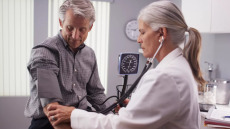 Σας παρακολουθεί ο ίδιος γιατρός όλα τα χρόνια; Γιατί αυτή η πρακτική μπορεί να σας σώσει τη ζωή
