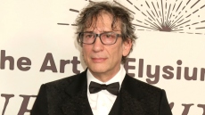 Νιλ Γκέιμαν: Ο συγγραφέας του «Sandman» κατηγορείται από 8 γυναίκες για σεξουαλική επίθεση 