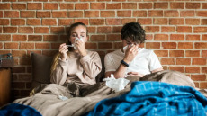 Κάνει ο σύντροφός σας σαν «μωρό» όταν αρρωσταίνει; 3 tips για να γίνει γρήγορα καλά (και να ησυχάσει το κεφάλι σας)