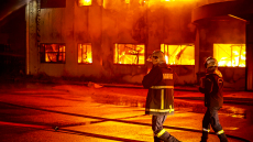 Οριοθετήθηκε η φωτιά στην Καραμολέγκος στο Κορωπί - Καταστράφηκαν αποθήκες, δείτε φωτογραφίες