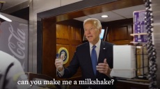 Τζο Μπάιντεν: «Θα μου φτιάξετε ένα μιλκσέικ;» - Το βίντεο από βόλτα στον Λευκό Οίκο