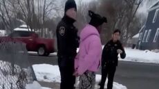 Νέα Υόρκη: 11χρονη έβαλε τα κλάματα όταν αστυνομικοί της πέρασαν χειροπέδες επειδή τη μπέρδεψαν με κλέφτη αυτοκινήτου