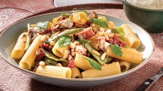 Η συνταγή της ημέρας. Ριγκατόνι με καπνιστό χοιρομέρι, φασολάκια και λιαστή ντομάτα. Το μενού της εβδομάδας (20/1 έως 26/1)