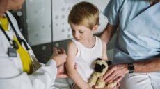 Γιατί δεν «πεθαίνουν» οι θεωρίες συνωμοσίας για τα εμβόλια και την πρόκληση αυτισμού; Ένας ειδικός εξηγεί