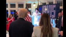 ΗΠΑ: Σωσίας του Έλβις Πρίσλεϊ διασκέδασε την οικογένεια Τραμπ μετά την άφιξη στην Ουάσινγκτον