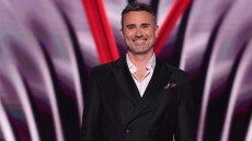 The Voice: H χιουμοριστική έναρξη του Καπουτζίδη με τον Λιανό στον τελικό και η είσοδος των κριτών