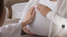 Πιπιλάει το δάχτυλο και κλωτσάει