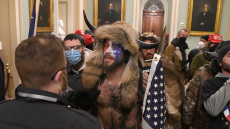 Πανηγυρίζει ο «σαμάνος» του Καπιτωλίου - Πήρε χάρη από τον Τραμπ και έχει ξανά πρόσβαση σε όπλα