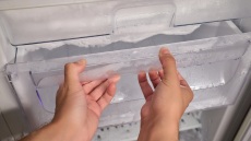 Παγώνει το ψυγείο σας τα τρόφιμα; 3 τρόποι για να καταλάβετε αν θέλει απόψυξη