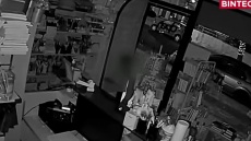 Αγία Βαρβάρα: Διαρρήκτης «κατέβασε» βιτρίνα βιβλιοπωλείου με καπάκι της ΕΥΔΑΠ - Πήρε €110