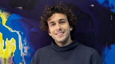 Rikki: Η ζωή στην Αγγλία, η συμμετοχή του το 2006 στη Eurovision Junior και το «Elevator» που γράφτηκε για την περσινή διοργάνωση