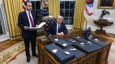 Με διάταγμα ο Τραμπ φέρνει ελαφρύνσεις σε καύσιμα, τρόφιμα και στέγαση για τα αμερικανικά νοικοκυριά