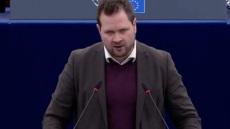 Ντόναλντ Τραμπ: Δανός Ευρωβουλευτής «στόλισε» τον Αμερικανό πρόεδρο στη διάρκεια ομιλίας του για τη Γροιλανδία