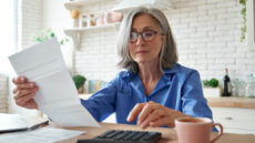 Ασφάλιστρα συμβολαίων υγείας: Λύνει η κυβερνητική παρέμβαση το αδιέξοδο των πολιτών;