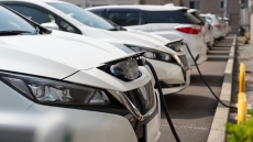 Ηλεκτρικά οχήματα: Παρατείνεται έως τις 31.12.2026 η δωρεάν στάθμευσή τους – Μέσω gov.gr η επανέκδοση του σήματος