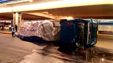 Φορτηγό ανατράπηκε στον παράδρομο του Κηφισού - Χύθηκαν λάδια στο οδόστρωμα