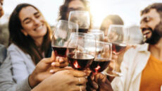 «Κομμένα» αλκοόλ και καπνικά προϊόντα σε ανηλίκους – Έρχεται νέο νομοσχέδιο